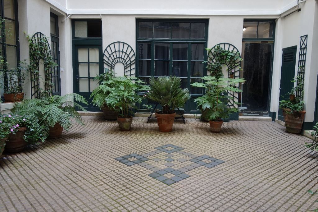 studio en location sur PARIS (75006) - Plus de details